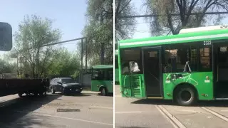 Автобус столкнулся с тепловозом в Алматы