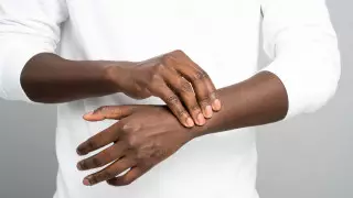 Гражданин ЮАР пытался задушить дочь соседей в Павлодаре