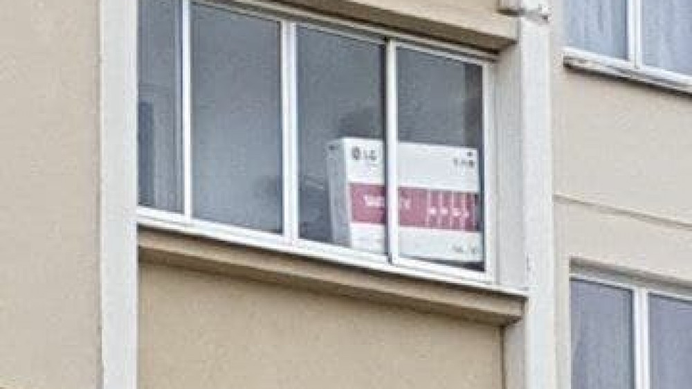Хозяина квартиры с бело-красной коробкой в окне задержали в Минске