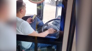 Дерзкого водителя с запрокинутой ногой и телефоном в руке сняли на видео в автобусе в Караганде