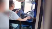 Дерзкого водителя с запрокинутой ногой и телефоном в руке сняли на видео в автобусе в Караганде