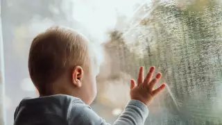 Двое детей выпали из окон в Карагандинской области, один в тяжелом состоянии