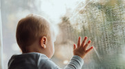 Двое детей выпали из окон в Карагандинской области, один в тяжелом состоянии