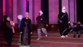 Многодетные мамы ночевали перед акиматом Шымкента