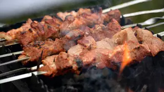Чем опасны порезы шампурами для шашлыка, рассказал врач