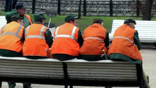 Заказным авиарейсом доставили дворников для уборки улиц Атырау