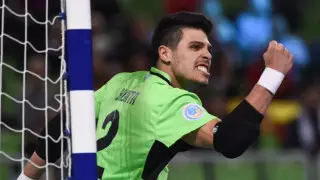 Играющего за "Кайрат" лучшего вратаря мира попросили отдать зарплату 19-летнему сменщику