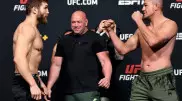 Боец Ион Куцелаба из UFC схватил соперника за шею на дуэли взглядов