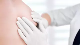 Врач дал совет людям, у которых в роду были больные раком