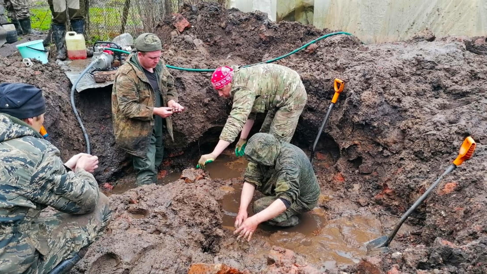 Пропали военнослужащие. Массовые захоронения российских солдат погибших. Останки пропавших солдат. Останки солдат наиукраинском. Массовые захоронения чеченских солдат.