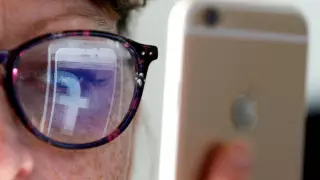 Facebook попросил разрешить сбор данных, чтобы "оставаться бесплатным"