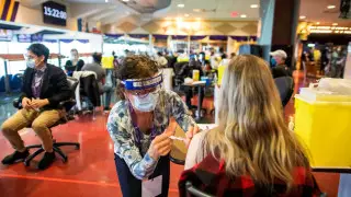 Канада первой в мире разрешила вакцинировать от коронавируса детей с 12 лет