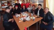 Түркістан облысында мұғалімдер отырыс жасаған: суретте ішімдік шөлмегі көрініп қалған