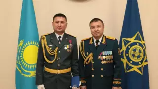 Жамбылский пограничник нашел героин в бензобаке и получил орден