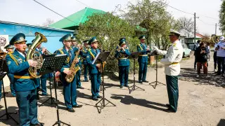 Оркестр на дом: "Казцинк" необычно поздравил ветеранов