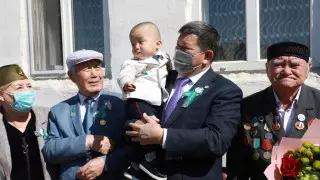 Двух ветеранов ВОВ и узницу концлагеря поздравили в Атырауской области