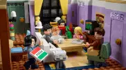 Lego выпустила конструктор с квартирами главных героев сериала "Друзья"