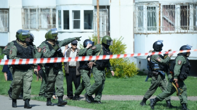Силовики возле школы в Казани. Фото РИА Новости