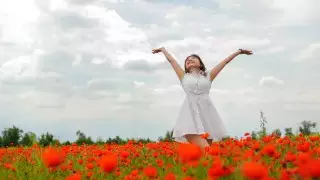 "Цветут всего две недели". Фотосессии на маковых полях устраивают алматинцы