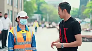 Популярный блогер оплатил кредиты прохожим в Алматы