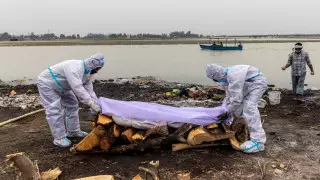 Власти Индии борются с нелегальным сбросом тел в реку Ганг