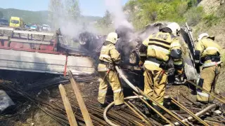 Грузовик горел на трассе в ВКО: два человека погибли