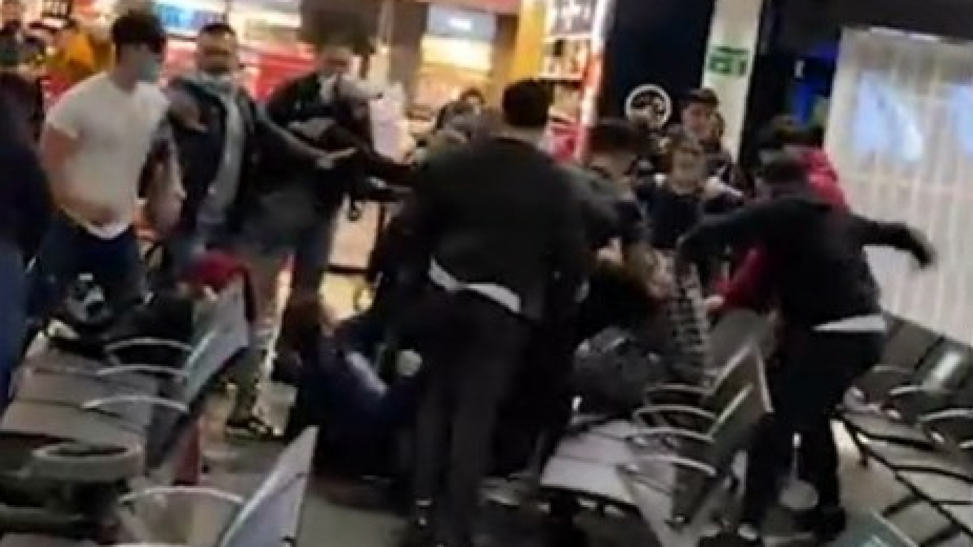 Видео драки в аэропорте