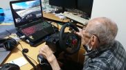 Внук помог 93-летнему мужчине стать популярным геймером