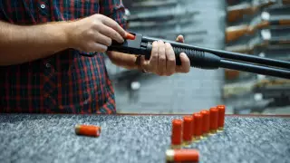 О повышении возраста при покупке оружия высказались в МВД