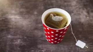 Какую еду нельзя запивать горячим чаем, рассказала врач