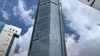 Раскачивающийся 300-метровый небоскреб вызвал панику в Китае