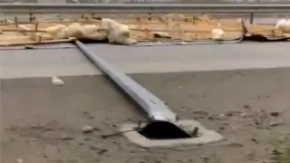 Сорванная ураганом кровля АЗС перекрыла трассу Павлодар - Нур-Султан