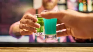 Потребление алкоголя в любом количестве вредно для мозга - ученые