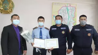 Спасли людей от гибели: трех полицейских наградили в Алматинской области