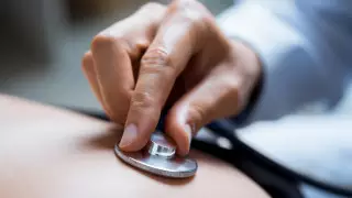 Онколог назвал симптомы, при которых нужно срочно идти к врачу