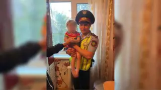 Полицейский спас девочку от падения из окна в Костанае