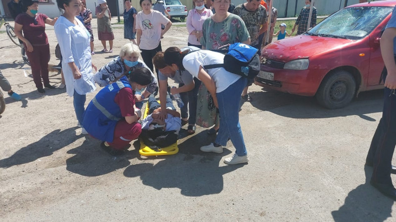 Двух детей сбила машина в пригороде Уральска