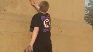 Житель Павлодара вымыл памятник Абаю, который закидал яйцами