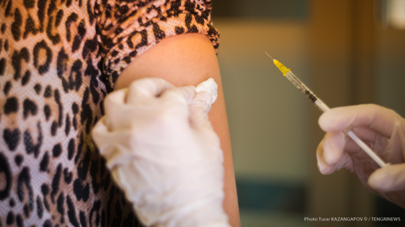 Почти 2 миллиона казахстанцев получили первую дозу вакцины