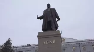 Житель Павлодара, закидавший яйцами памятник Абаю, получил 7 суток ареста