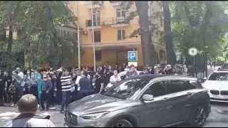 Аплодисментами и поклонами проводили в последний путь Фархата Абдраимова в Алматы