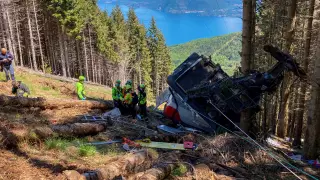 13 человек погибли при падении кабины канатной дороги в Италии