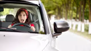 "Он чуть не убил меня". Незваный пассажир автомобиля ужаснул девушку