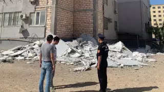 Обшивка снова рухнула с многострадального дома в Актау