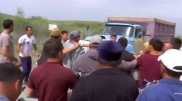 Сельчане дерутся с водителями грузовиков из-за дороги в Туркестанской области