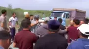Сельчане дерутся с водителями грузовиков из-за дороги в Туркестанской области