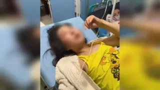 "Бұл оқиға расымен де болған". Вакцинадан кейін қол-аяғы құрысып қалған қыз туралы видео