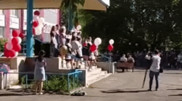 Больше 3 миллионов просмотров: видео падения выпускницы в обморок набирает популярность в Сети
