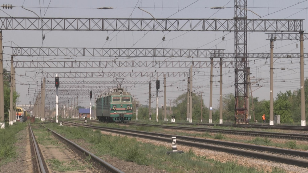 Подростки попали под разряд при переходе железной дороги в Караганде