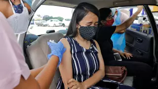 Двадцати людям ввели две разные дозы вакцин в Индии